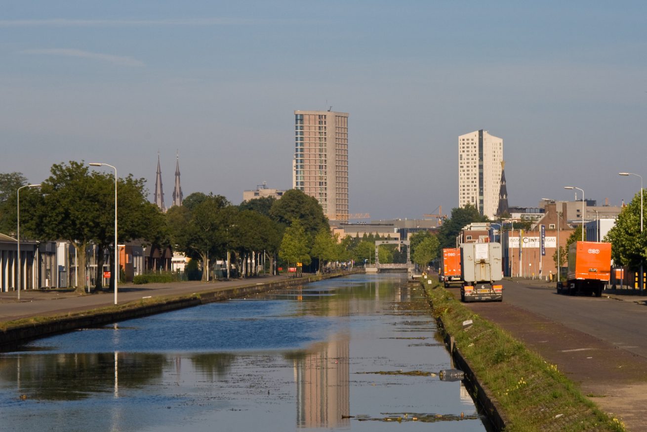 Eindhovensch kanaal met skyline